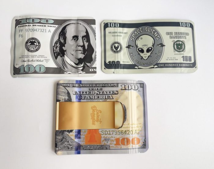100 dollars banknote space aliens bags